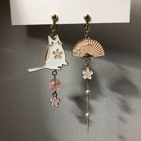 2/$15🍄Sakura theme cat clip-on earrings - Picture 2 of 2